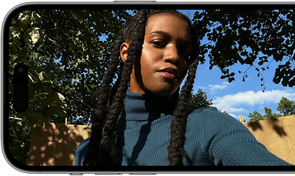Imagem horizontal de um iPhone 14 Pro mostrando uma selfie nítida e vibrante.