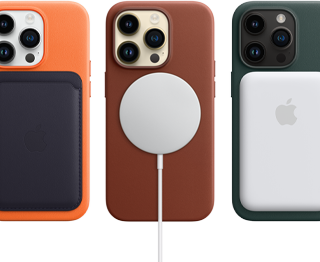 Capas MagSafe para iPhone 14 Pro nas cores laranja, vermelho-terra e verde-floresta com acessórios MagSafe: carteira, carregador e bateria.