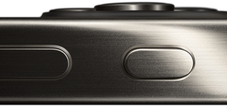 Imagem lateral do iPhone 15 Pro com design em titânio que mostra o botão de volume e o botão de Ação.
